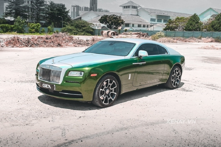Nguyên bản chiếc Rolls-Royce Wraith đời 2015 này có màu sơn trắng muốt, trông khá đơn điệu, tuy nhiên hiện tại xe đã được dán decal màu xanh lá chủ đạo, kết hợp nắp ca-pô, nóc xe và cốp sau màu trắng, tạo sự tương phản độc đáo.