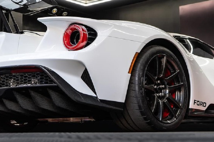 Ngoại thất chiếc siêu xe Ford GT Heritage Edition 2021 này được hoàn thành với màu trắng và nắp ca-pô màu đen, những mảng trang trí màu đỏ Race hay số 98 ở hai bên thân cũng như trên nắp capo của GT Heritage Edition 2021 để gợi nhớ về xe đua Ford GT40 từng đưa Ken Miles tới chiến thắng tại giải Daytona 24h 1966.