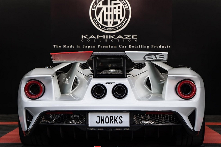 Mở cửa bước vào bên trong cabin của siêu xe đặc biệt Ford GT Heritage Edition 2021 ta sẽ thấy nội thất được bọc da Alcantara là chủ yêu với màu sắc đen-đỏ, lẫy chuyển số sau vô lăng màu đỏ và con số 98 màu trắng mờ ở 2 thành cửa nhắc nhẹ về quá khứ huy hoàng của Ford GT40 1966.