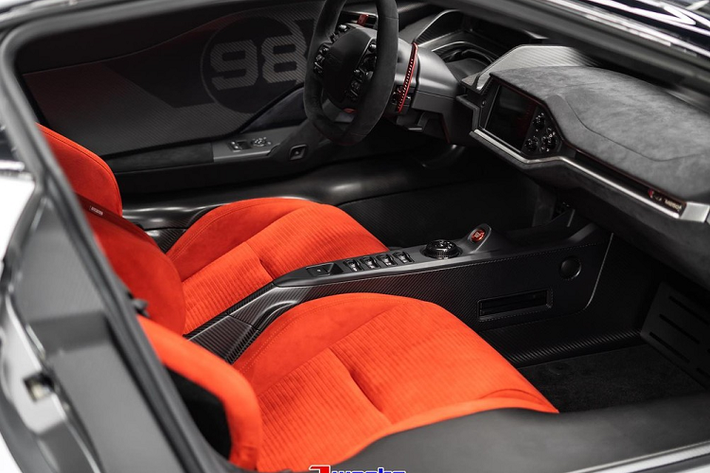 Để vinh danh chiếc xe đua GT40 lần đầu tiên giúp Ford đánh bại Ferrari tại giải đua khắc nghiệt nhất hành tinh là Le Mans 24h, hãng đã tạo ra 1 phiên bản đặc biệt Ford GT Heritage Edition chỉ sản xuất trong năm 2021 với màu áo cùng con số 98 lấy ý tưởng của chiếc xe đua huyền thoại vào 56 năm trước.