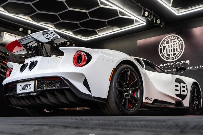Tại Việt Nam, dòng siêu xe Ford GT thế hệ mới có 2 xe được mang về nước, 1 chiếc thuộc bản tiêu chuẩn với điểm nhấn màu đỏ Liquid và mâm carbon nhưng khi về tay ông Đặng Lê Nguyên Vũ đã được dán màu bạc, xe còn lại cũng là 1 biến thể Ford GT Heritage Edition được sản xuất vào năm 2018 với số lượng 39 xe.