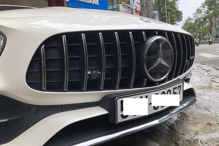 Chiếc Mercedes-AMG GT Roadster có một không hai tại dải đất hình chữ S được mang về nước vào năm 2017 theo hình thức phân phối chính hãng và đã có một doanh nhân Hà Nội đặt hàng từ trước, tuy nhiên, sau vài năm sở hữu xe được mang vào Sài thành định cư trước khi chuyển lại ra Hà Nội. Sau đó, ông chủ công ty nhập khẩu tư nhân ở trong Nam đã bay ra Hà Nội để mua xe và mang vào lại Sài thành