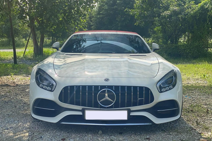 Với hơn 55 chiếc siêu xe và xe thể thao đủ chủng loại chưa bao gồm vài xe đang nằm ở showroom để chờ ra biển số, doanh nhân 8X kinh doanh lĩnh vực bất động sản ở TP HCM mới bổ sung vào garage chiếc xe thể thao mui trần hạng sang là Mercedes-AMG GT Roadster độc nhất Việt Nam.