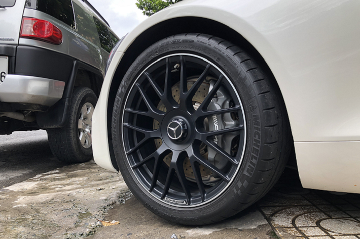 Chiếc Mercedes-AMG GT Roadster độc nhất Việt Nam này từng mang biển số Hà Nội nhưng khi về tay đại gia 8X ở trong Nam đã nhanh chóng được đổi biển số 51, dàn siêu xe và xe thể thao của doanh nhân này đều mang biển Sài thành.
