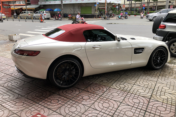 Mercedes-AMG GT Roadster có phần mui mềm với cấu trúc nâng hạ 3 lớp, được làm từ sự kết hợp giữa ma-giê, thép và nhôm để giảm trọng lượng. Nhờ đó, Mercedes-AMG GT Roadster chỉ nặng 1.595 kg trong khi GTC Roadster có trọng lượng 1.660 kg.