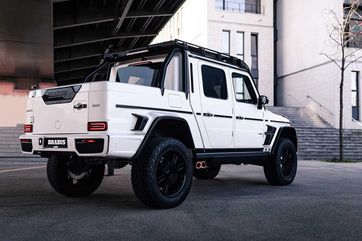 Bất chấp hình thể to lớn và trang bị thiên hướng off-road, chiếc xe từ Brabus vẫn có thể gia tốc từ 0-100 km/h trong 4,8 giây đồng hồ, và đạt tốc độ tối đa giới hạn điện tử 210 km/h.