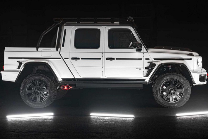 Cụ thể, Brabus 800 Adventure XLP Superwhite mới đã đi theo dấu chân của chiếc Superblack vừa được hế lộ hồi đầu năm nay. Chiếc bán tải G63 màu trắng đặc biệt này có trang bị bộ la-zăng 22 inch khổng lồ, bọc trong bộ lốp địa hình để tăng cường khả năng off-road.