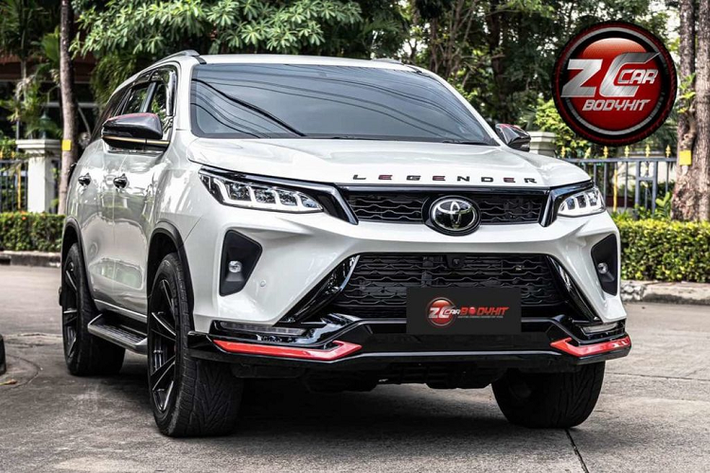 Thế hệ thứ ba của Toyota Fortuner nhiều khả năng sẽ xuất hiện tại Thái Lan đầu tiên, trước khi cập bến các thị trường khác. Nhiều thông tin cho rằng, thiết kế của chiếc SUV cỡ lớn sẽ chỉ ở mức tinh chỉnh, cải tiến và sẽ không có những thay đổi mang tính “lột xác”. Toyota Fortuner 2023 mới vẫn sẽ được giữ lại những điểm nhấn đặc trưng như các cột cao, thân xe cơ bắp, cản trước thẳng đứng và dáng xe to lớn, bệ vệ.