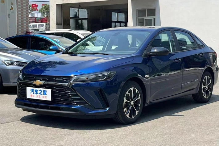 Với sự lên ngôi của phân khúc SUV/crossover và sự thất thế của sedan nên Chevrolet Cruze đã bị "khai tử" tại nhiều thị trường trên thế giới. Tuy nhiên, tại thị trường Trung Quốc, mẫu sedan hạng C này vẫn tiếp tục được bán ra dưới cái tên Monza. Chẳng còn bao lâu nữa, hãng Chevrolet sẽ tung phiên bản 2023 của Cruze ra thị trường Trung Quốc. Trước thời điểm đó, Chevrolet Cruze 2023 mới đã xuất hiện tại đại lý.