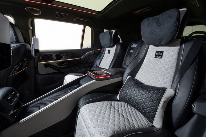 Ở bên trong, chiếc Mercedes-Maybach GLS 600 trong bài được làm mới trong chủ đề Brabus Bi-Color Masterpiece, với 2 màu đen - be.
