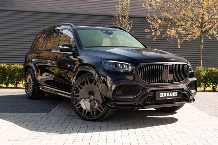 Mercedes-Maybach GLS 600 mới hiện là mẫu SUV lớn nhất, mạnh mẽ, sang trọng và đắt tiền nhất trong dòng sản phẩm của Mercedes. Tuy nhiên, Brabus cũng không hề ngần ngại chọn chiếc xe này để thể hiện "tay nghề" của mình.