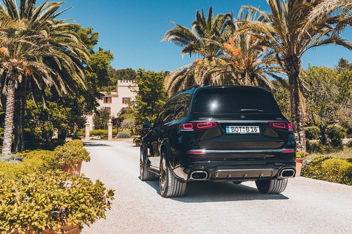 Bắt đầu với ngoại thất, Mercedes-Maybach GLS độ Brabus đã được bổ sung một loạt chi tiết bằng sợi carbon ở bên ngoài, gồm các hốc gió trên cản trước, phần mở rộng chắn bùn và bộ khuếch tán phía sau.