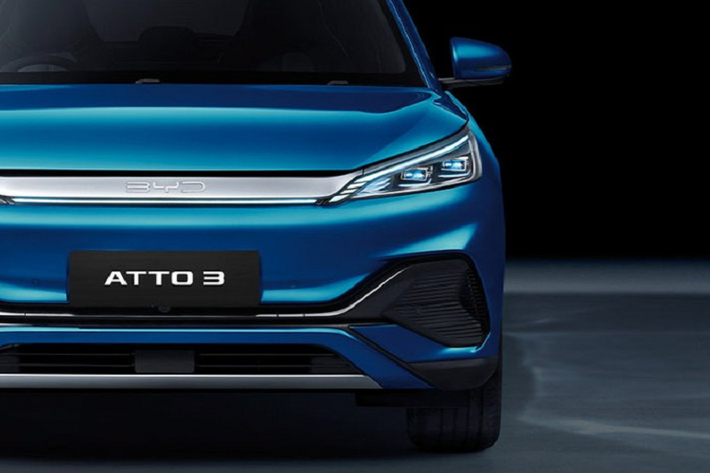 Mô-tơ này sẽ kết hợp với 2 loại pin LPF có dung lượng 49,92 kWh và 60,4 kWh. Phạm vi di chuyển của xe khi dùng 2 loại pin này theo tiêu chuẩn WLTP là 345 km và 420 km. Dự kiến, BYD Atto 3 sẽ có giá khoảng 1 triệu Baht (648 triệu đồng) tại thị trường Thái Lan, chưa trừ ưu đãi thuế dành cho ô tô điện của chính phủ nước này. Không chỉ phân phối xe, BYD còn lên kế hoạch xây dựng nhà máy lắp ráp ôtô tay lái nghịch ở Thái Lan với số tiền đầu tư 20 tỷ Baht.