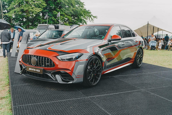 Chiếc Mercedes-AMG C63 2023 mới có mặt tại Goodwood Festival of Speed trông đã khá hoàn thiện, tuy nhiên, xe vẫn được ngụy trang cẩn thận bằng lớp decal "E Performance" từng xuất hiện trên chiếc AMG One và AMG GT 63 S E Performance.