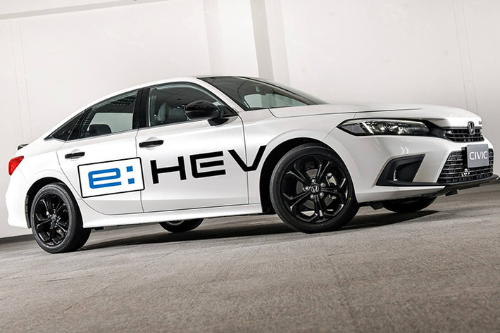 Động cơ hybrid trên Honda Civic e:HEV này kết hợp với mô-tơ điện mạnh 184 mã lực và mô-men xoắn 315 Nm cho tổng công suất 215 mã lực.