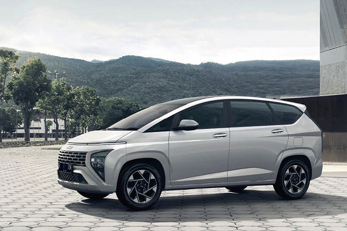 Hyundai đã bất ngờ giới thiệu mẫu MPV cỡ nhỏ hoàn toàn mới ở thị trường Indonesia, đó là Stargazer. Đây là mẫu xe đã được hãng Hyundai liên tục tung video và hình ảnh hé lộ thiết kế trong thời gian qua. Do đó, thiết kế nội - ngoại thất của Hyundai Stargazer 2022 mới có lẽ không còn gây bất ngờ cho người tiêu dùng nữa.