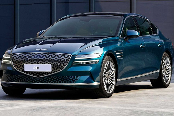 Tại Triển lãm Shanghai Auto Show 2021, Genesis đã chính thức ra mắt mẫu sedan điện đầu tiên với tên gọi Electrified G80. Sau hơn một năm ra mắt, nhà sản xuất đã công bố giá bán xe tại thị trường Mỹ. Theo đó, giá xe Genesis Electrified G80 2023 khởi điểm 79.825 USD (khoảng 1,83 tỷ đồng) chưa bao gồm 1.095 USD (khoảng 25 triệu) phí vận chuyển.