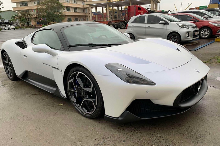 Vào ngày 19/1/2022 và qua, những hình ảnh về chiếc siêu xe Maserati MC20 màu trắng tại cảng Tiên Sa, Đà Nẵng đã thu hút sự quan tâm của cộng đồng mạng. Nhiều thông tin tại thời điểm đó cho rằng, xe sẽ sớm được mang vào Sài thành để trưng bày.