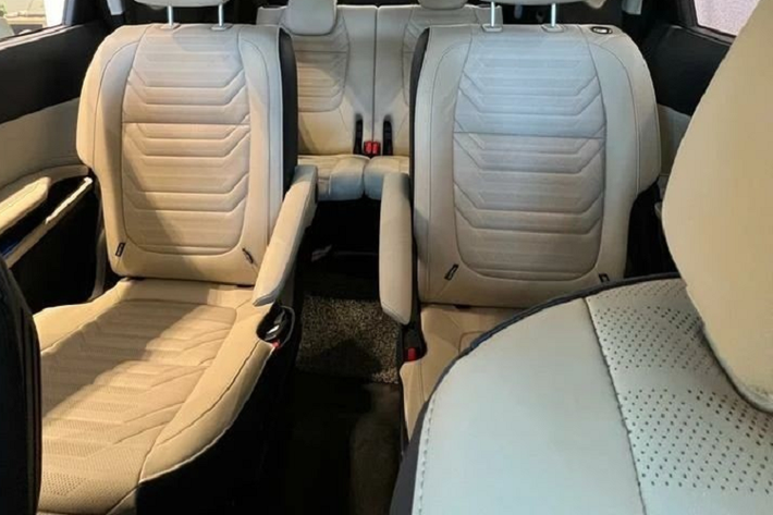 Bên trong mẫu xe MPV Kia Carens 2022 là 2 cấu hình nội thất, bao gồm 6 chỗ và 7 chỗ. Ở phiên bản 7 chỗ, hàng ghế thứ hai còn có tính năng gập 1 chạm để hành khách đi xuống dưới dễ dàng hơn. Trong khi đó, phiên bản 6 chỗ được trang bị 2 ghế thương gia ở giữa. Trên lưng ghế trước có bàn gấp tích hợp ngăn đựng cốc và rãnh cố định thiết bị công nghệ dành cho hành khách phía sau.