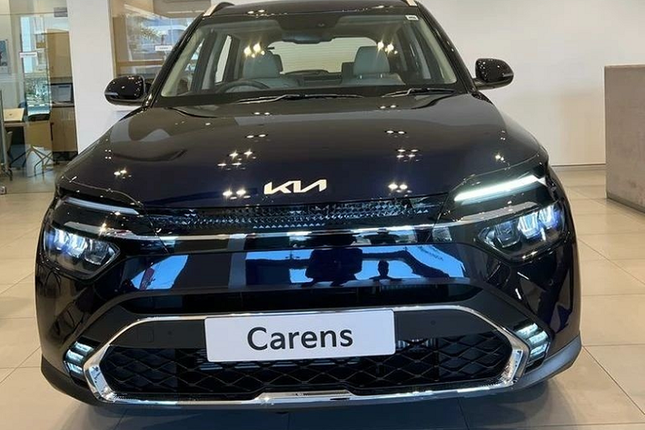 Theo đó, tại thị trường Ấn Độ, Kia Carens 2022 giá rẻ được chia thành 5 bản trang bị, bao gồm Premium, Prestige, Prestige Plus, Luxury và Luxury Plus, dao động từ 899.000 - 1.699.000 Rupee (khoảng 271 - 513 triệu đồng). Như vậy, so với Mitsubishi Xpander và Suzuki Ertiga ở Việt Nam, Kia Carens 2022 bản tiêu chuẩn có giá chỉ bằng một nửa.