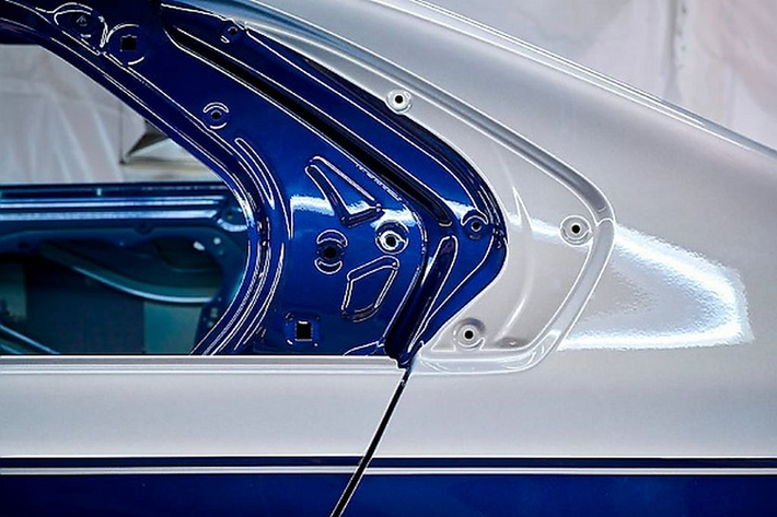 Thay đổi này của BMW cho thấy hãng đang muốn định vị 7-Series lên phân khúc cao hơn, ngang hàng với hai cái tên nói trên. Nếu muốn sở hữu BMW 7-Series màu sơn kép ngoại thất này khách hàng phải chi số tiền lên tới 12.000 USD (khoảng 282 triệu đồng). Bernd Gress – Trưởng bộ phận Công nghệ sơn của BMW cho biết lớp sơn hai tông màu này đòi hỏi kỹ thuật rất phức tạp và mất nhiều thời gian.