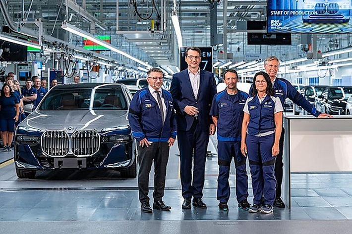 BMW 7-Series (G70) gây ấn tượng với thiết kế lưới tản nhiệt cực lớn, biến thể i7 chạy điện hoàn toàn, cabin cực sang trọng với hàng loạt những công nghệ hiện đại. Một khía cạnh khác tạo nên sự khác biệt của (G70) so với các thế hệ trước và những “người anh em” là tùy chọn lớp sơn ngoại thất hai tông màu giống Rolls-Royce và Maybach.