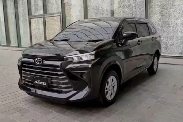 Ngoài ra, Avanza 2022 và Veloz Cross 2022 sẽ hướng đến 2 tệp khách hàng khác nhau. Cụ thể, Avanza 2022 giá rẻ sẽ hướng đến khách hàng mua xe chạy dịch vụ, không chú trọng đến trang bị tiện nghi và giải trí. Trong khi Veloz Cross 2022 sẽ hướng đến khách mua MPV 7 chỗ cỡ nhỏ để phục vụ gia đình, đề cao thiết kế, trang bị tiện nghi và cả trang bị an toàn với gói an toàn và hỗ trợ lái Toyota Safety Sense.
