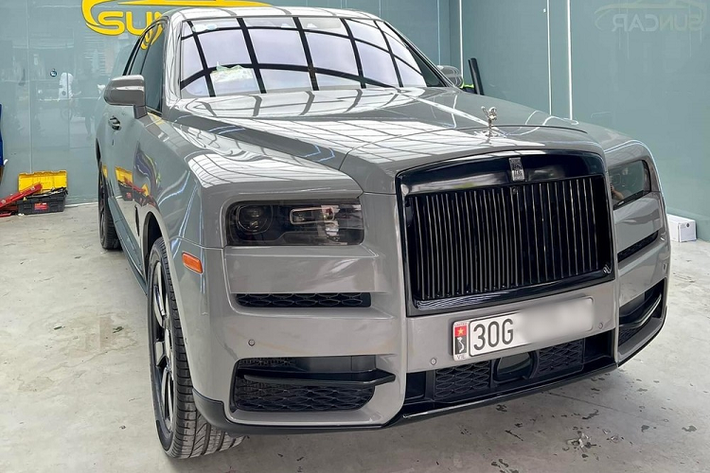 Tròn 3 năm về trước, dòng xe SUV siêu sang Rolls-Royce Cullinan tại Việt Nam đã có chiếc đầu tiên xuất hiện và theo sau đó là hàng chục xe được khui công trong năm 2019. Đến nay, ước tính đã có hàng trăm chiếc xe Rolls-Royce Cullinan đang lăn bánh tại dải đất hình chữ S này.