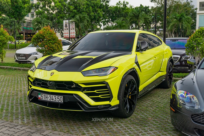 Đây là chiếc Lamborghini Urus độ TopCar Design thứ hai tại Việt Nam, nổi bật với ngoại hình được tô điểm bằng màu xanh nõn chuối. Trước đó, chiếc Urus này từng trải qua nhiều lần thay đổi màu ngoại thất như vàng nguyên bản và xanh quân đội.