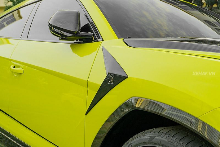 Tiếp tới, bộ body-kit mang thương hiệu TopCar Design đã mang tới một diện mạo khoẻ khoắn và thể thao hơn cho chiếc Urus với nhiều chi tiết được thay thế như nắp ca-pô, cánh gió ở đuôi xe hay khe hút gió bên hông.