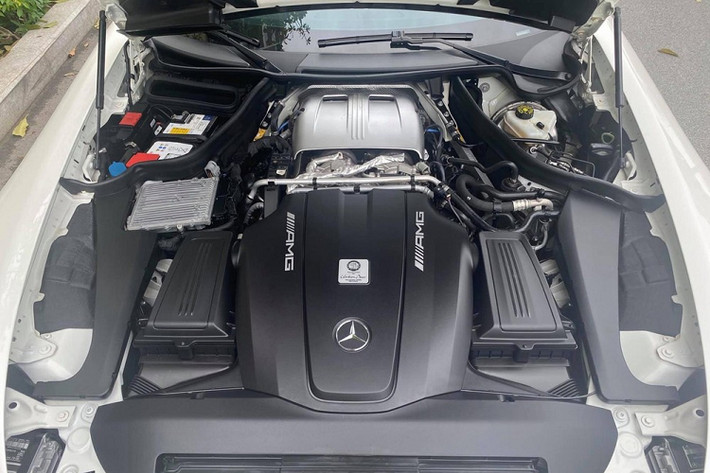 Xe thể thao hạng sang Mercedes-AMG GT Roadster sử dụng động cơ V8, tăng áp kép, dung tích 4.0 lít. Động cơ kết hợp với một hộp số duy nhất là loại tự động ly hợp kép 7 cấp. Mercedes-AMG GT Roadster chỉ cần 4 giây để đạt tốc độ 100 km/h từ vị trí đứng yên. Vận tốc tối đa của Mercedes-AMG GT Roadster là 301 km/h.