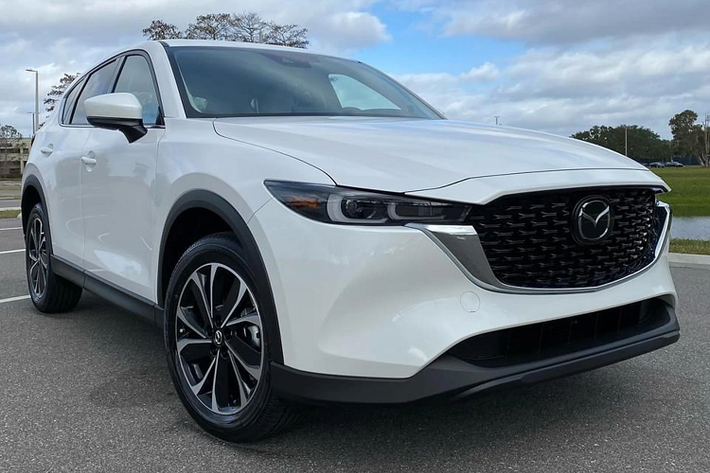 Từ phía sau của mẫu xe SUV Mazda CX-5 2022, cụm đèn hậu LED thay đổi, đi cùng với cản sau thiết kế mới. Ngoài ra, Mazda còn bổ sung nhiều tùy chọn màu sơn ngoại thất mới cho CX-5 2022, bao gồm màu vàng cát (Zircon Sand), trong khi “dàn chân” có nhiều thiết kế mâm mới.