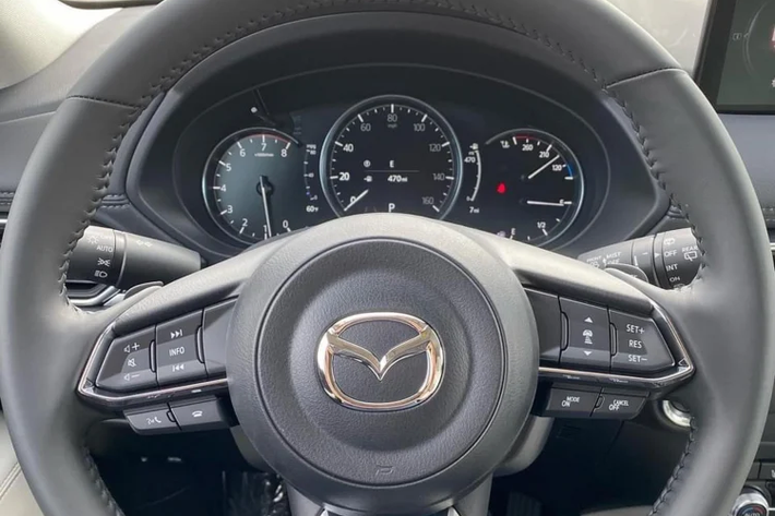 Màn hình cảm ứng trung tâm kích thước lên đến 10,25. Mazda CX-5 2022 đi kèm với gói an toàn và hỗ trợ lái Mazda i-Activsense được bổ sung thêm tính năng hỗ trợ lái và giao thông (Cruising and Traffic Support) và hơn nữa.
