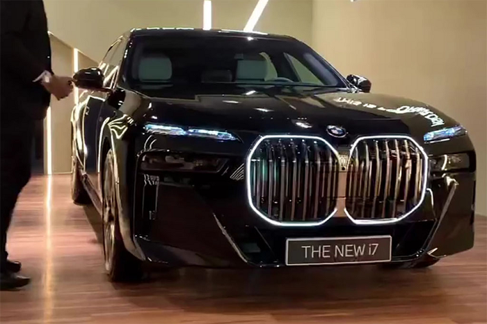 Gần như ngay lập tức sau khi xuất hiện trên website của BMW, một chiếc sedan điện BMW i7 đời G70 7 Series mới cáu đã xuất hiện trong khuôn khổ một sự kiện riêng tư dành cho giới doanh nhân giàu có tại xứ sở dầu cọ Malaysia.