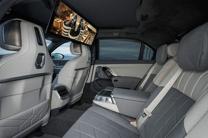 Khoang nội thất của BMW i7 với rất nhiều loại vật liệu cao cấp, đi kèm thiết kế tuyệt đỉnh cũng như các trang bị hiện đại bậc nhất thế giới xe sang. Cặp đôi màn hình sau vô-lăng nối liền với màn hình trung tâm giải trí, một màn hình cỡ lớn 31,3 inch có độ phân giải lên tới 8K ; hay hai màn hình nhỏ đặt ở vị trí tay nắm cửa phía sau.