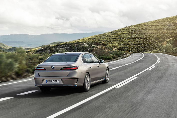 Chiếc sedan điện BMW i7 đầu tiên tại Malaysia hỗ trợ hệ thống sạc hỗn hợp, cho phép kết nối với bộ sạc type 2 sử dụng điện xoay chiều AC cho công suất 11,7 kW và thời gian sạc đầy pin rơi vào khoảng 9,5 tiếng. Trong khi đó nếu sử dụng bộ sạc nhanh CCS2 với điện một chiều có công suất 195 kW, xe sẽ có thể sạc từ 10 - 80% pin chỉ trong 34 phút.