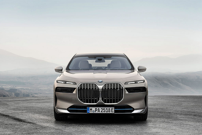 Về thiết kế, chiếc BMW i7 gần như là một phiên bản khác của 7 Series thế hệ G70: lưới tản nhiệt quả thận cỡ lớn, cụm đèn chiếu sáng "mắt híp" e cũng sở hữu những chi tiết điểm nhấn tạo sự khác biệt trên thân xe với màu sơn xanh nước biển để nhấn mạnh phiên bản EV.