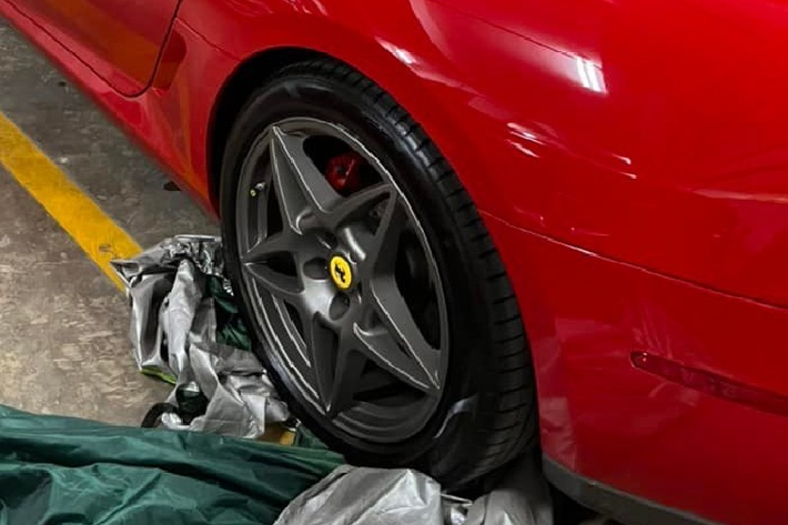 Lúc mới về nước, siêu xe Ferrari 599 GTB Fiorano đời 2006 này là chiếc đầu tiên có mặt tại dải đất hình chữ S thuộc sở hữu của 1 đại gia Hà thành nhưng vài năm sau đó, siêu ngựa đã âm thầm về đội xe của ông Đặng Lê Nguyên Vũ và gần 9 năm sau đó mới được Chủ tịch Trung Nguyên bán lại.
