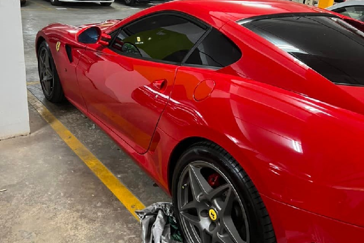 Chiếc siêu xe Ferrari 599 GTB Fiorano này thuộc đời 2006 và đã có mặt tại Việt Nam từ năm 2009, tức đã ở trong nước hơn 1 thập kỷ qua, hiện ngựa già này đang được chào bán lại với mức giá 7,9 tỷ đồng, tương đương các mẫu xe thể thao cũng như siêu xe đã qua sử dụng như Ferrari 488 GTB hay McLaren đi biển CV.