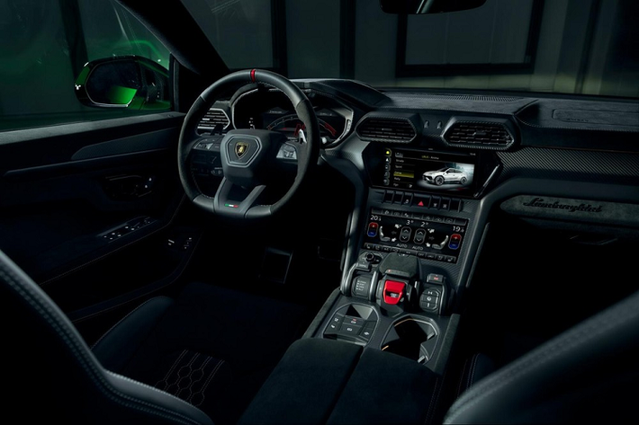 Bước vào bên trong Lamborghini Urus Performante 2023, người lái được chào đón bằng ghế bọc Alcantara màu đen với chỉ khâu hình quả trám, những chi tiết ốp bằng nhôm và vô lăng vát đáy thể thao. Tương tự ghế ngồi, vô lăng của xe cũng được bọc bằng chất liệu Alcantara. Nếu chi thêm tiền cho gói phụ kiện Dark Package, khách hàng có thể bổ sung các nút điều khiển màu đen nhám.