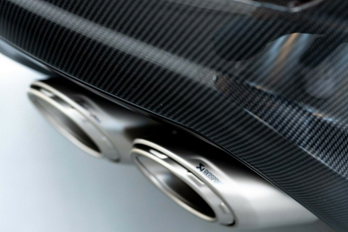 Phía sau, Lamborghini Urus Performante 2023 được trang bị bộ khuếch tán gió và cản sau bằng sợi carbon cũng như hệ thống xả Akrapovic thể thao. Không chỉ được thay đổi ngoại hình, Lamborghini Urus Performante 2023 còn có thêm lò xo bằng thép mới, giúp giảm chiều cao gầm thêm 20 mm.