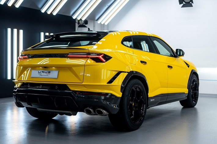 Những thay đổi tiếp theo trong ngoại hình của Lamborghini Urus Performante 2023 bao gồm lưới tản nhiệt đóng/mở tùy ý, ốp cua lốp bằng sợi carbon, cánh gió cỡ lớn hơn nhằm tăng 38% lực ép xuống mặt đường, bộ vành siêu nhẹ có đường kính 22 - 23 inch đi kèm bu lông bằng titan và lốp Pirelli P Zero phát triển dành riêng cho siêu SUV này.