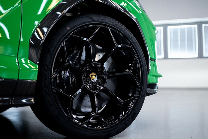 Chưa hết, khách hàng mua Lamborghini Urus Performante 2023 có thể chi thêm tiền cho phần nóc bằng sợi carbon, tương tự Huracan Performante và Super Trofeo. Ngoài nóc, siêu SUV này còn được trang bị bộ chẻ khí trước và khe gió màu đen bằng sợi carbon, mang đến ngoại hình ấn tượng hơn cho xe.
