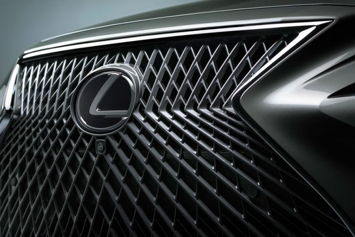 Lưới tản nhiệt con suốt của Lexus là một trong những chi tiết mang tính biểu tượng củathương hiệu xe sang Nhật Bản. Kể từ lần đầu được ra mắt trên concpet Lexus LF-Gh năm 2011, khối mặt ca lăng độc đáo này đã xuất hiện trên tất cả các mẫu xe Lexus trong nhiều năm qua.
