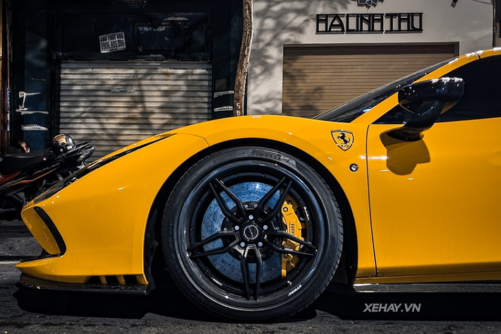 Ngoài bộ gương có tạo hình độc đáo thì chủ nhân quyết định chi mạnh cho bộ mâm Brixton Forged thuộc dòng sản phẩm Carbon+ Series có tên là PF2 Carbon+. Bộ mâm PF2 Carbon+ có tạo hình 5 chấu kép sắc sảo có màu đen Firecracker Black dưới dạng Satin Clear và chụp mâm Forged Gloss Carbon.