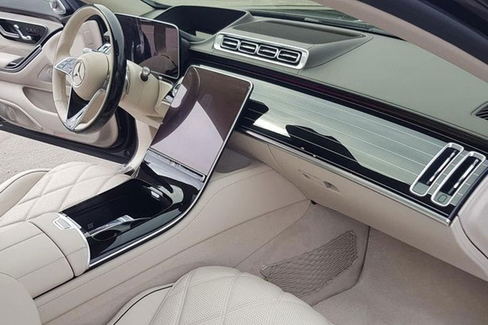 Chiếc xe siêu sang Mercedes-Maybach S680 của đại gia Quảng Ninh chỉ sở hữu duy nhất một màu sơn là đen bóng thay vì chọn phương pháp sơn 2 tông màu đắt đỏ. Chiếc xe này thuộc thế hệ mới nên có diện mạo hấp dẫn và bên trong khoang lái trang bị đến tận 5 màn hình khủng.