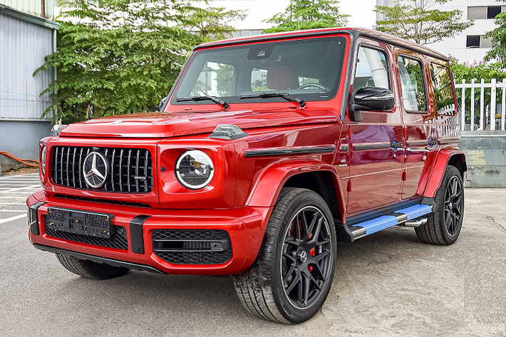 Giá xe Mercedes-AMG G63 hiện đang bán ra khoảng trên 12 tỷ đồng. Bỏ ra số tiền trên, đại gia Quảng Ninh nhận về chiếc xe Mercedes-AMG G63 có màu sơn đỏ hết sức nổi bật cùng với đó là nhiều chi tiết sơn đen. Chiếc SUV hạng sang này được nhập khẩu không chính hãng và đang là lựa chọn rất thú vị cho các đại gia thích xe gầm cao.