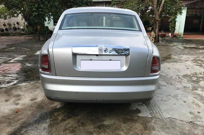 Việc này đến như nhu cầu muốn chọn xe hoa đắt tiền để mang đến kỷ niệm trong ngày vui trọng đại của các cặp đôi cô dâu và chú rể. Giá thuê xe Rolls-Royce, Bentley hay các siêu xe tất nhiên không chỉ vài triệu đồng so với các xe hoa khác, chi phí sẽ tính theo giờ. Trung bình, trong 1 đám cưới, chủ nhân sẽ phải chi ra từ 20 triệu đến 80 triệu đồnh cho 6 đến 8 tiếng thuê xe hoa của Rolls-Royce hay các siêu xe.