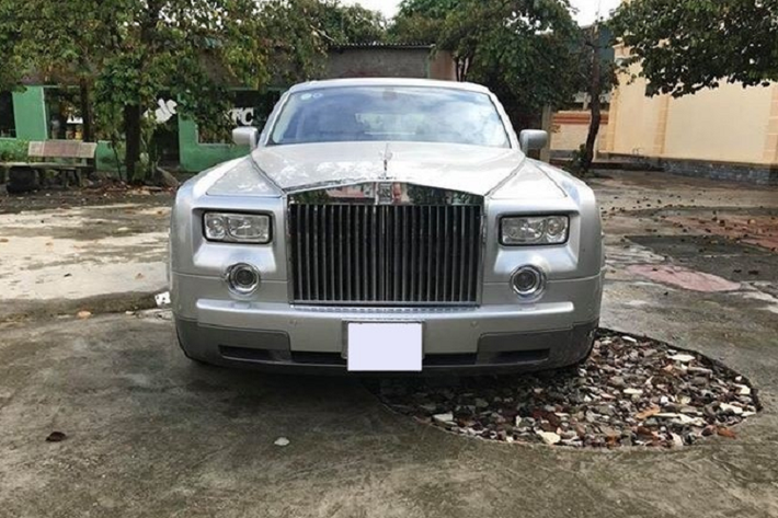 Ngay sau đó, cư dân mạng đã bắt đầu "đào lại" video được cho là đám cưới của Tina Dương với một người đàn ông tên T cách đây 4 năm, gia đình của người này cũng được xác nhận bị hot girl Bắc Giang lừa đảo hàng chục tỷ đồng. Trong video có thể thấy chú rể và cô dâu khá sành điệu khi sử dụng Rolls-Royce Phantom làm xe rước dâu và sử dụng đồng hồ là đến từ thương hiệu Richard Mille nhưng chưa rõ thật giả ra sao.