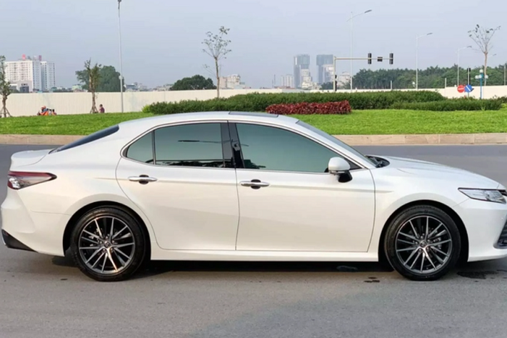 Về thiết kế, Toyota Camry 2022 nổi bật với lưới tản nhiệt to rộng, hệ thống đèn full LED tích hợp cùng nhiều tính năng hiện đại và la-zăng 18 inch thể thao, cửa sổ trời và cụm đèn hậu được tinh chỉnh.